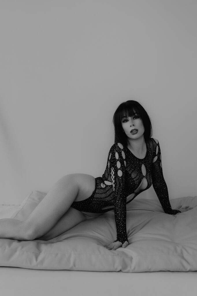 kobieta leży i pozuje do zdjęć