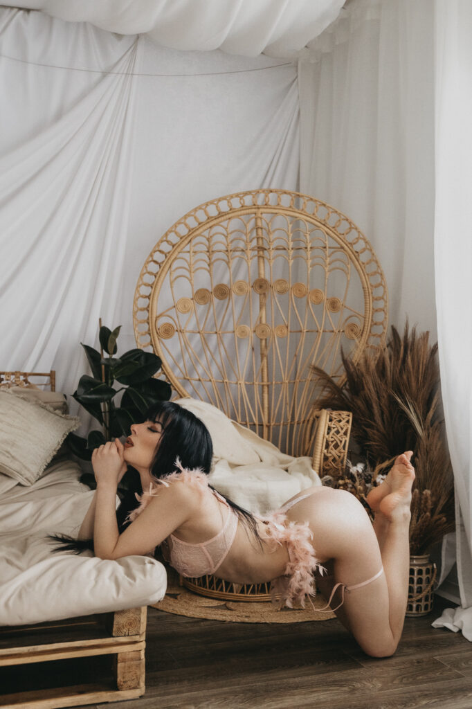 kobieta oparta łokciami o łóżko