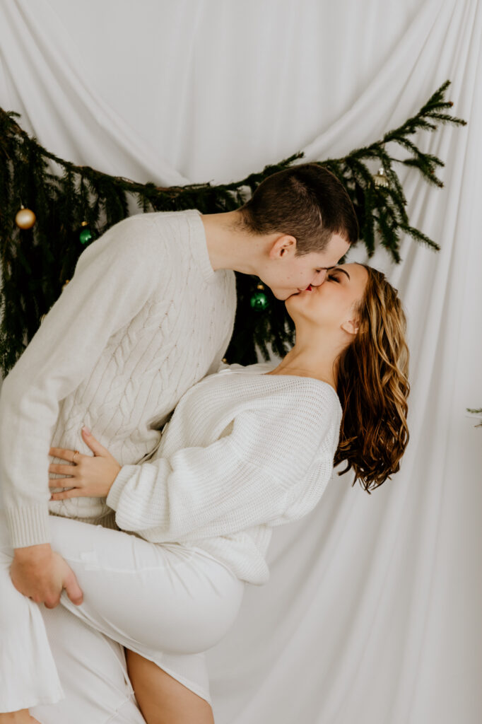 całująca się para na tle świątecznej dekoracji