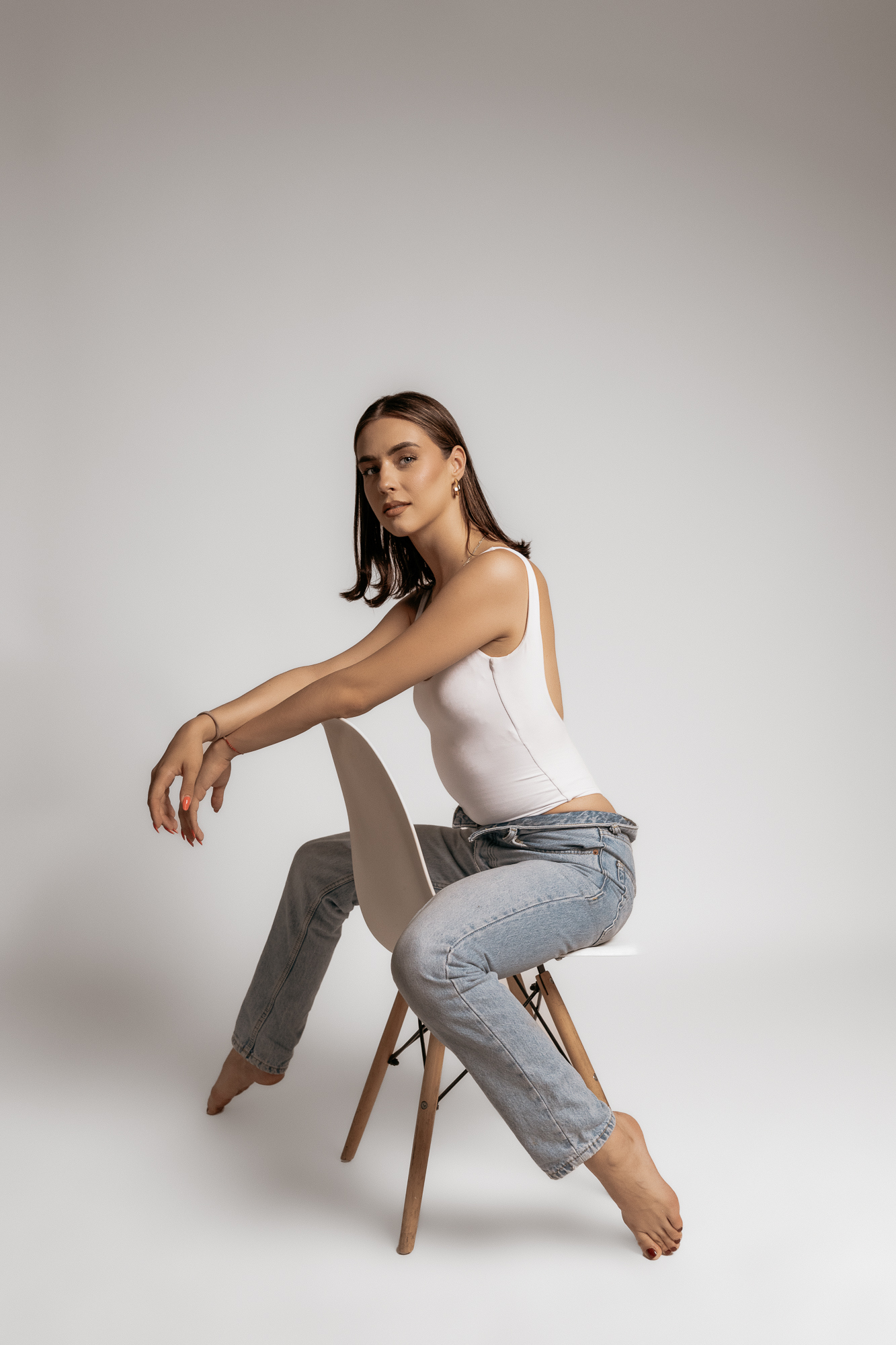 kobieta siedzi na krzesle