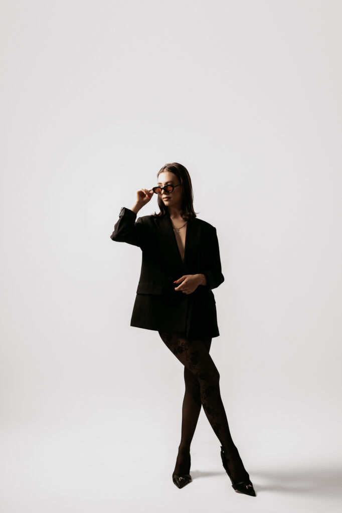 kobieta trzyma się za okulary