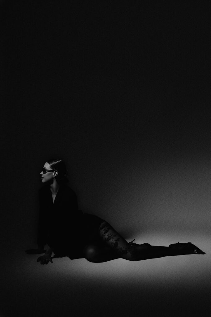 kobieta siedzi na podlodze