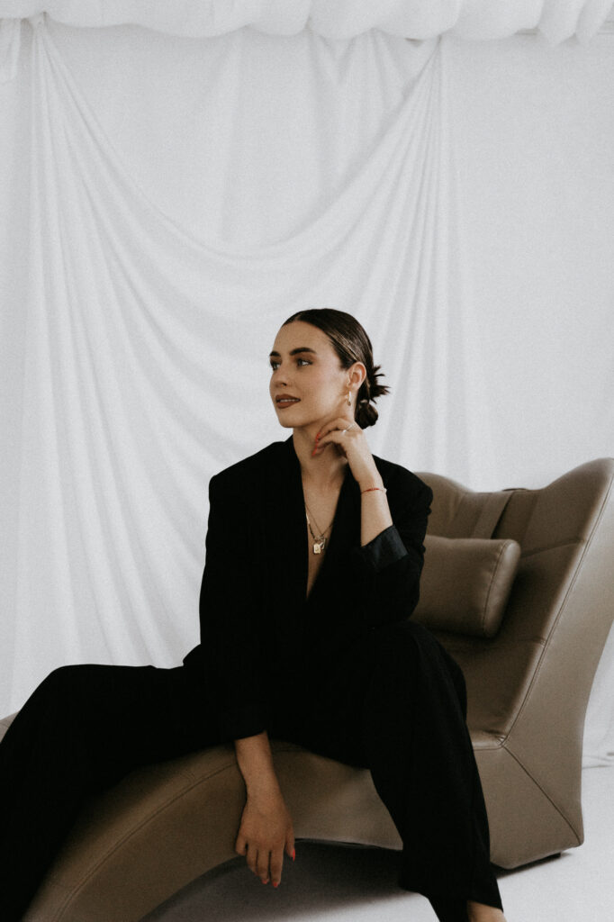 kobieta siedzi na pieknym fotelu