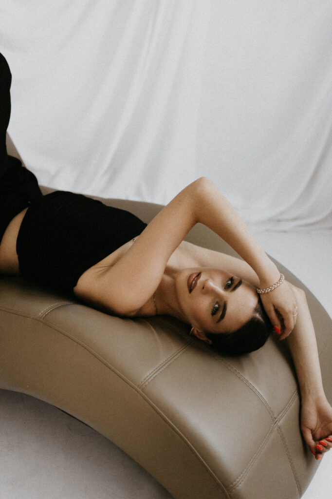 kobieta lezy na lezance