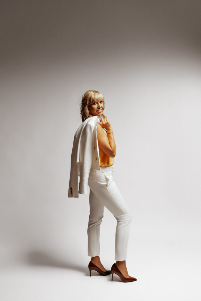 kobieta z marynarka na ramieniu