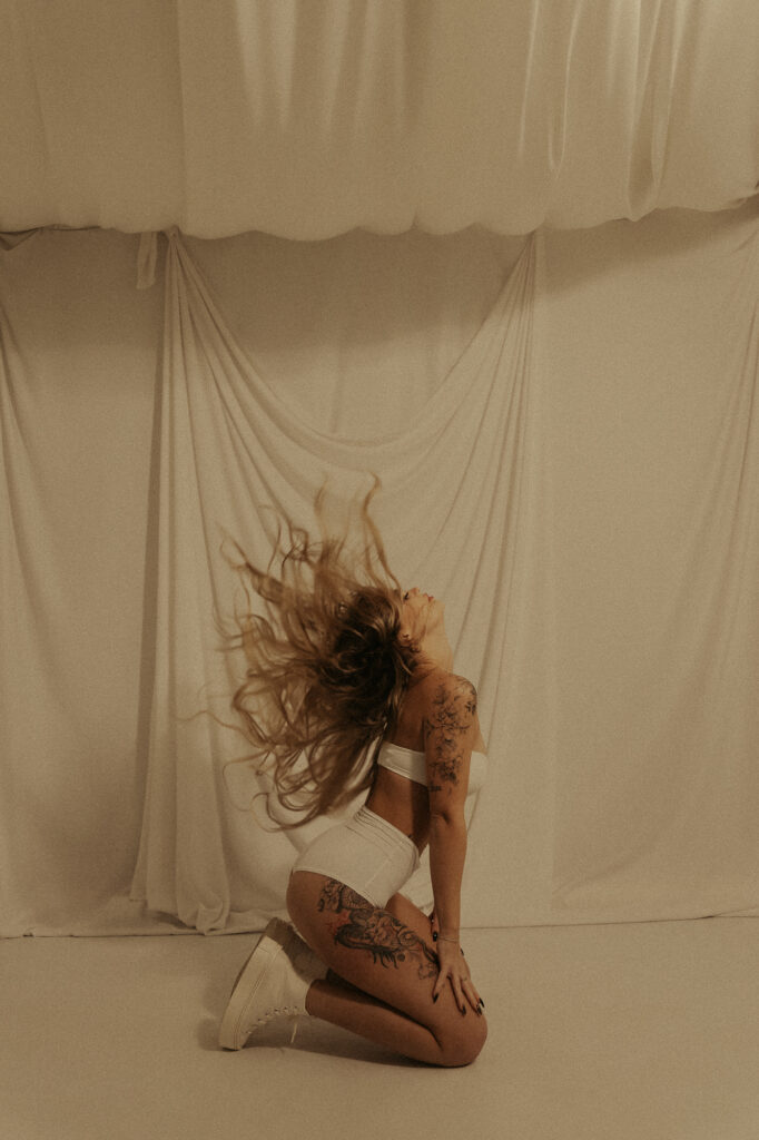 kobieta z rozczochranymi włosami