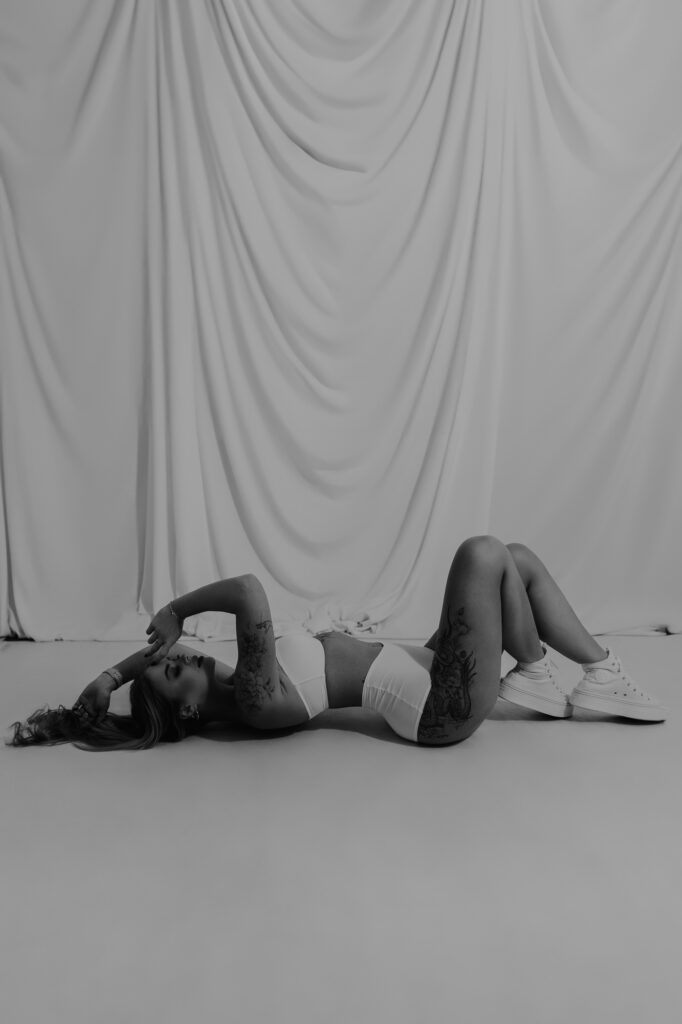 kobieta leży na podłodze