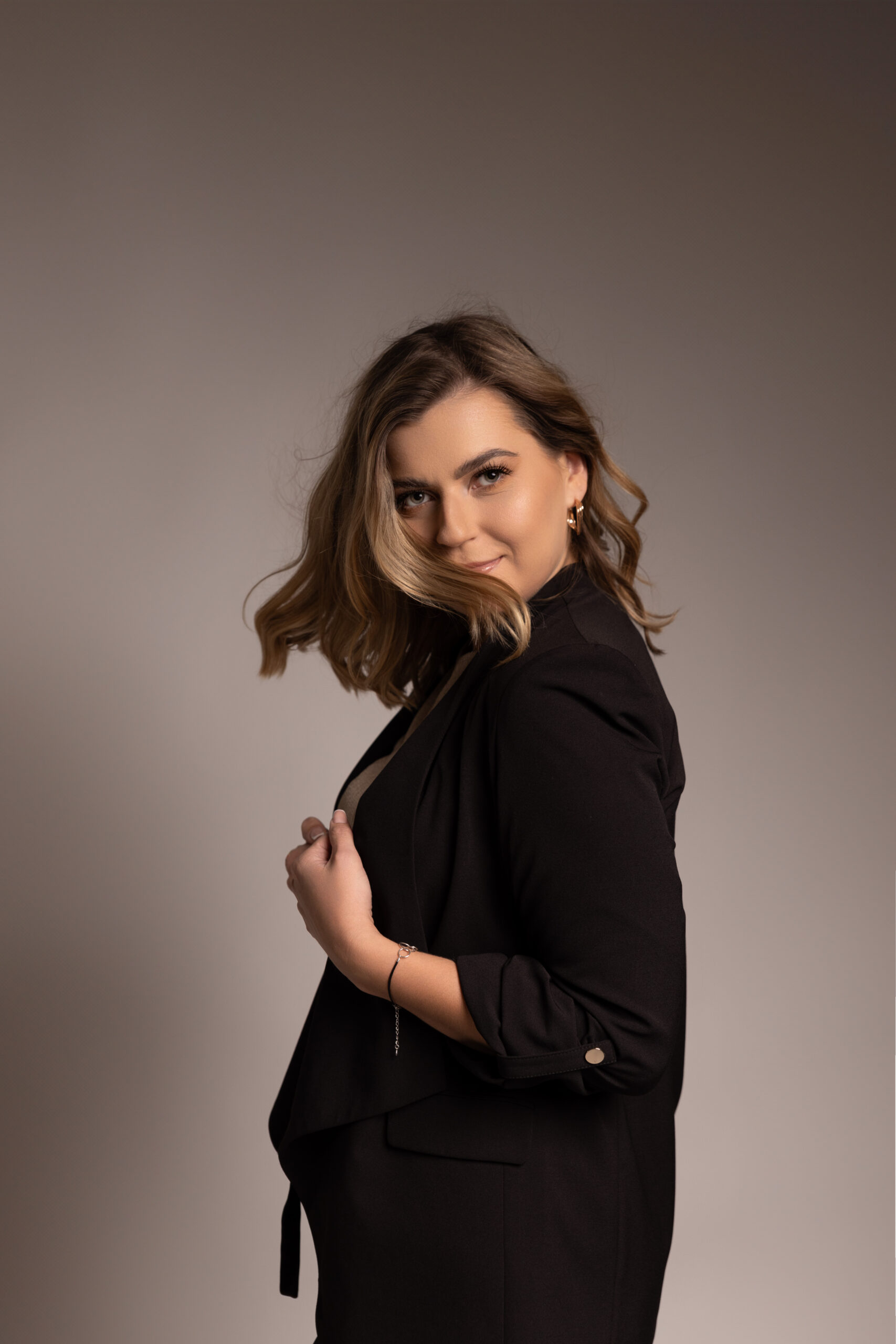 kobieta spoglądająca w obiektyw z zarzuconymi włosami