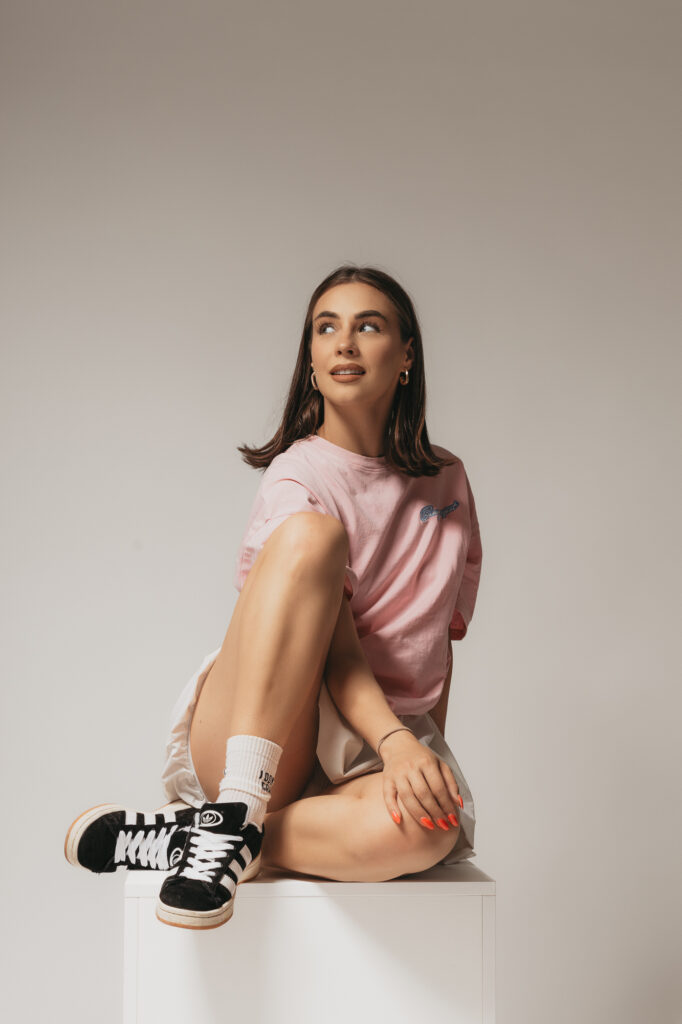 kobieta pozuje na kostce