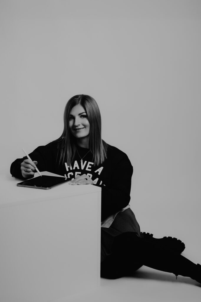 dziewczyna pisze na tablecie czarno biała