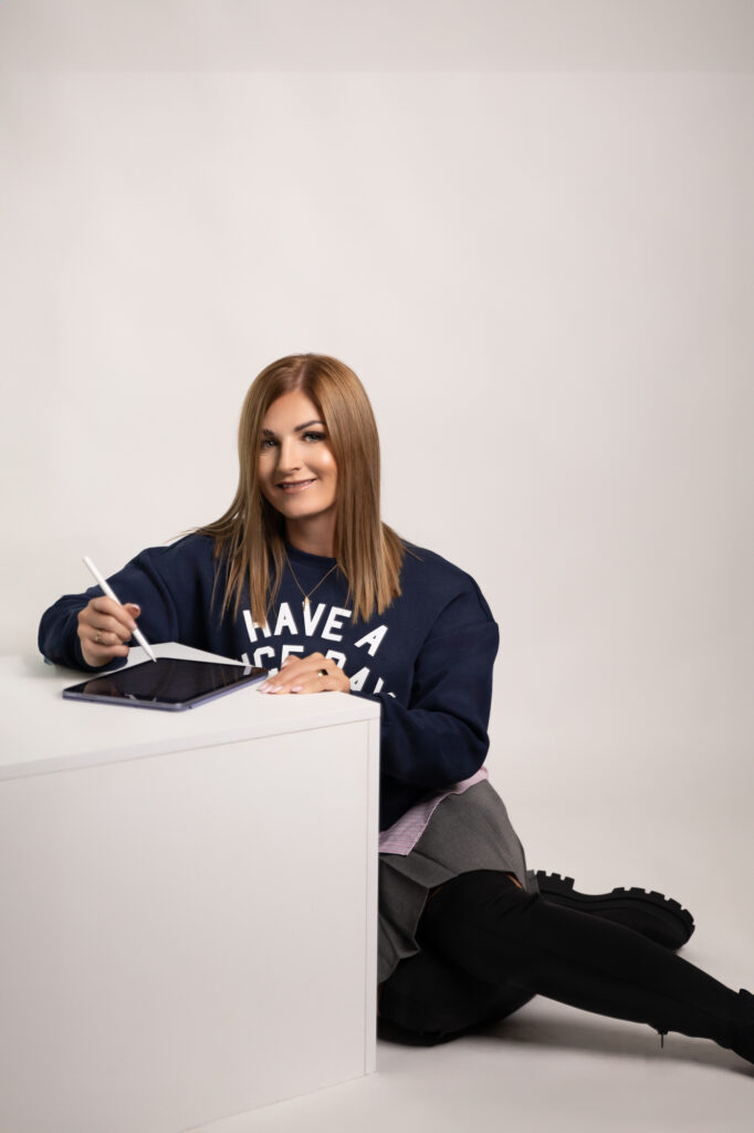 dziewczyna pisze na tablecie na kostce