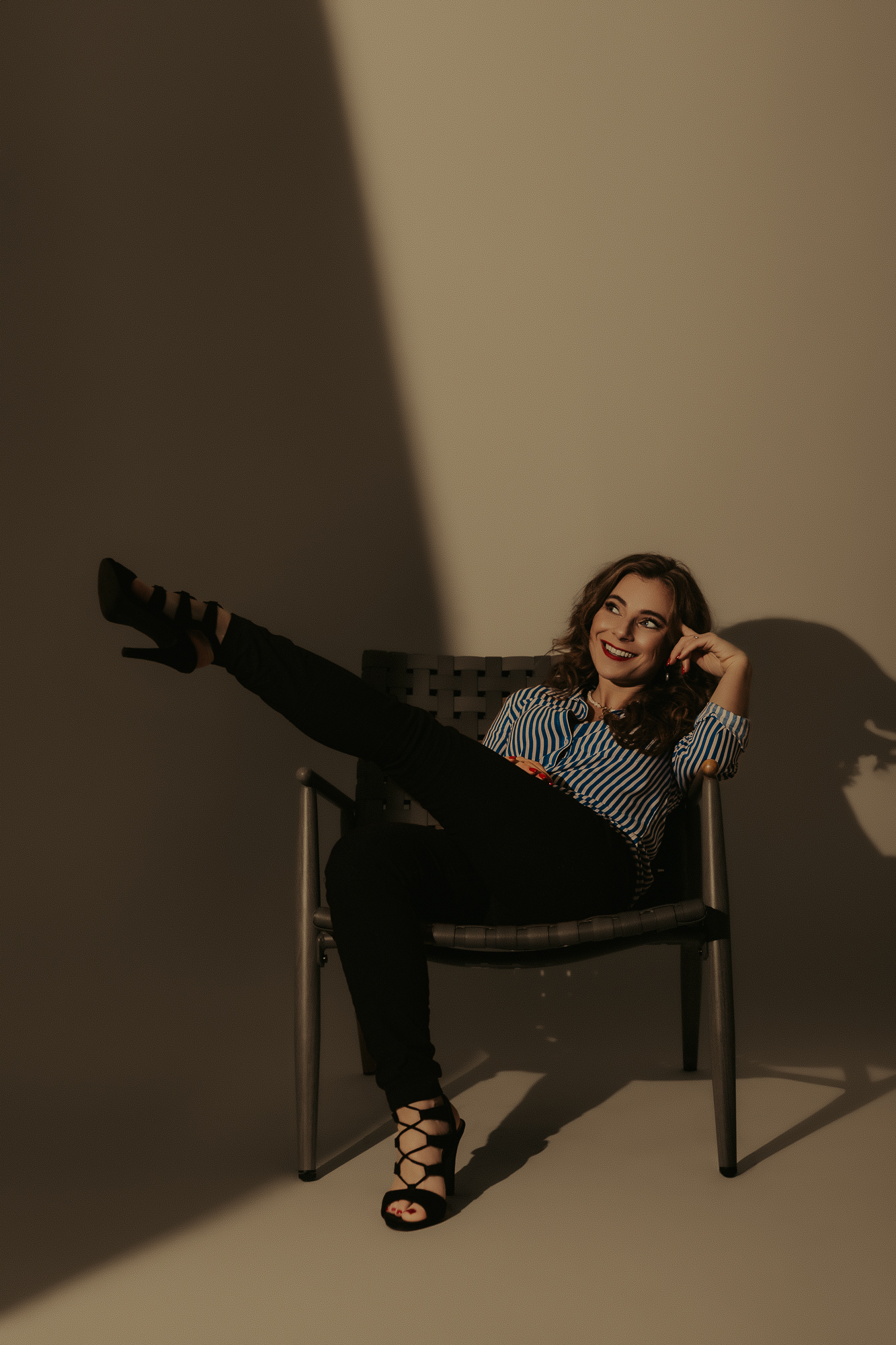kobieta siedzi na krześle, sesja wizerunkowa