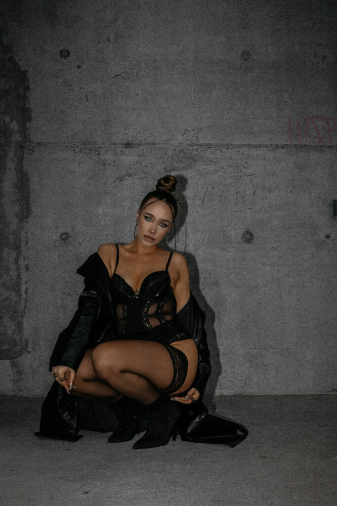 kobieta w bieliźnie