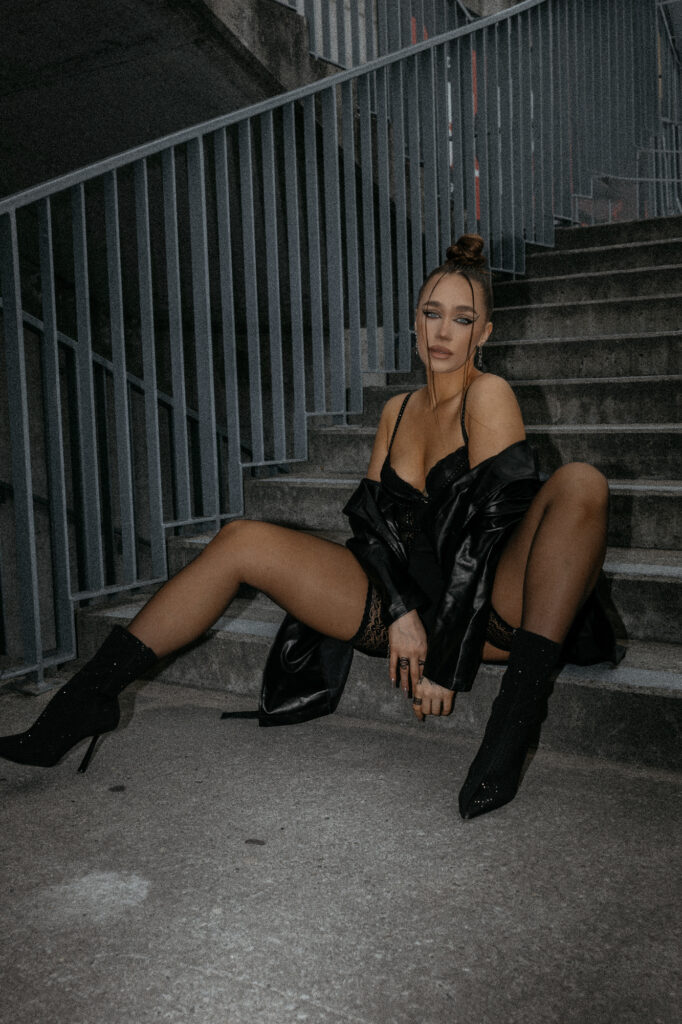 kobieta siedzi na schodach