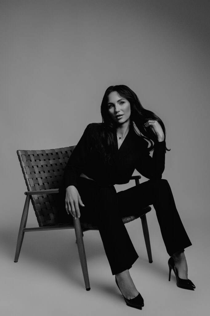 sesja wizerunkowa na krześle wiklinowym