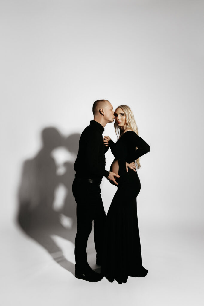 partner całuje wybrankę w czoło