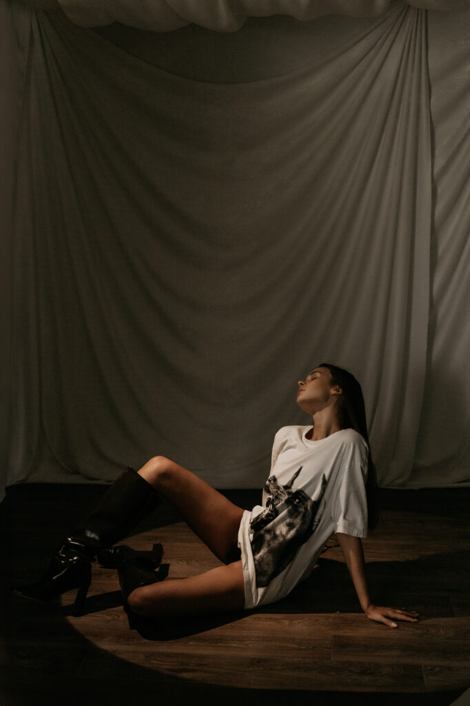 kobieta siedzi na podłodze