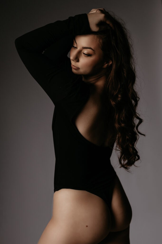 kobieta w czarnym body