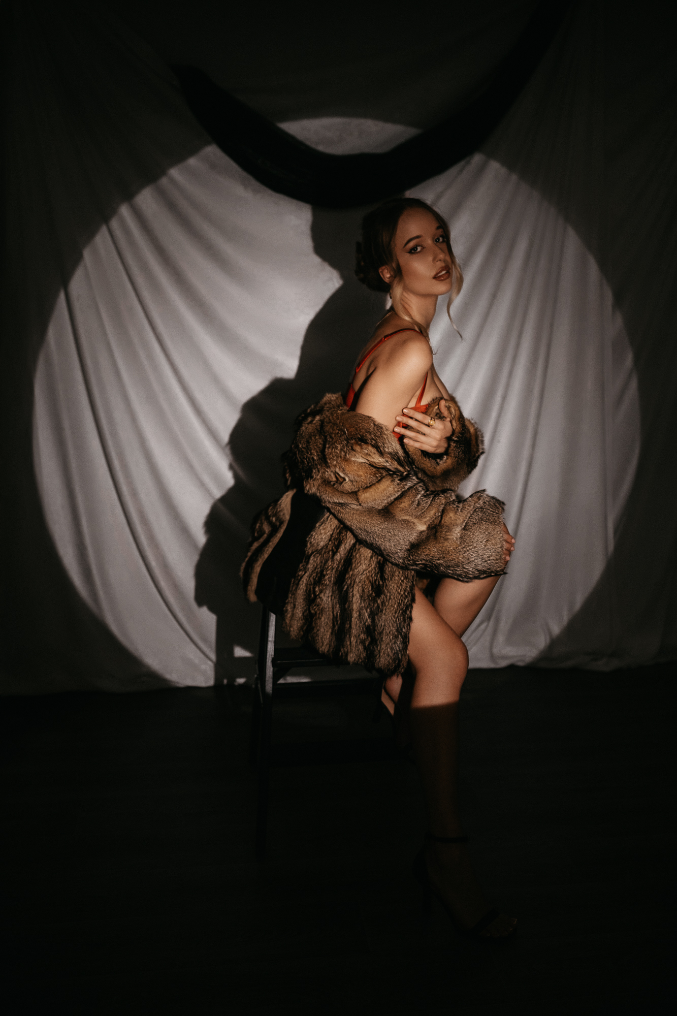 kobieta w bieliźnie i futrze