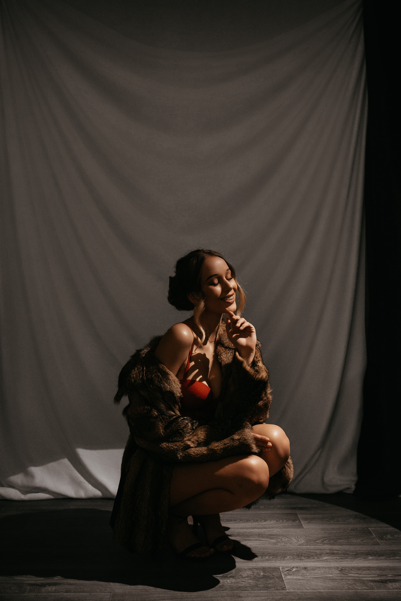 kobieta zamyślona w bieliźnie i futrze