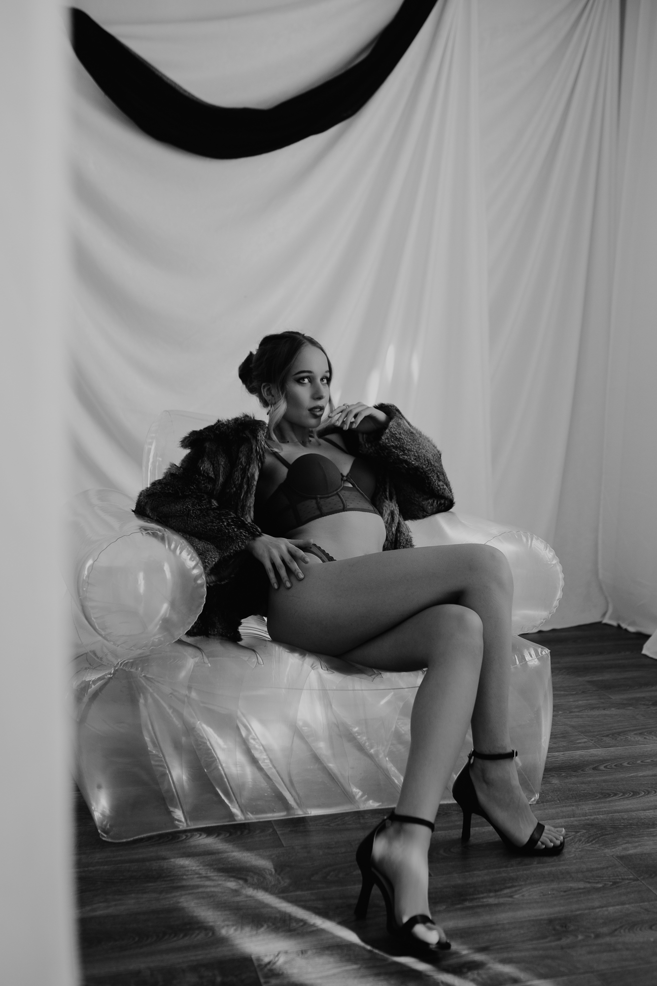 kobieta siedzi na fotelu w bieliźnie