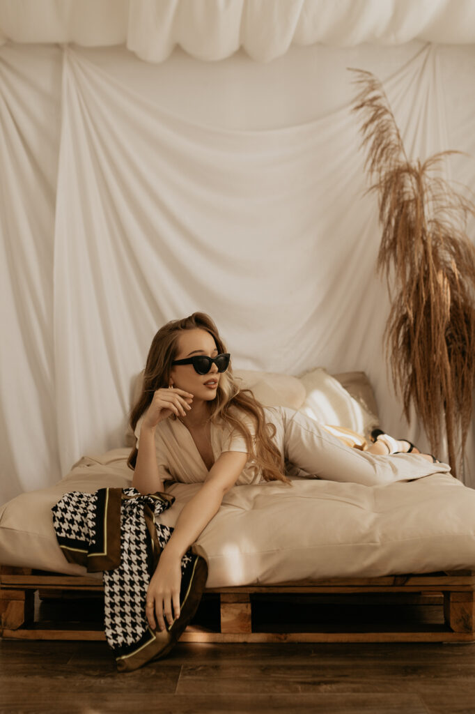 kobieta na łóżku w stylu boho, warsztaty sesji kobiecych