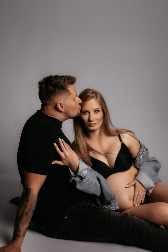 sesja ciążowa w bieliźnie