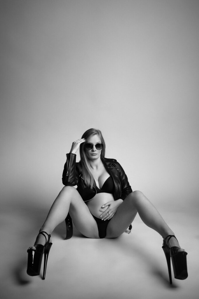 kobieta w ciąży i szpilkach