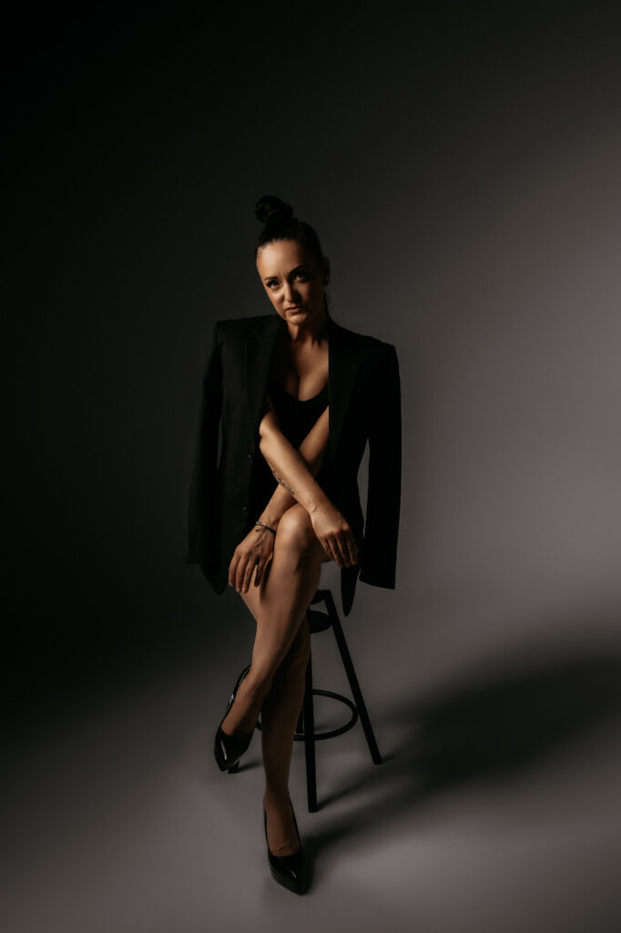 dojrzała kobieta podczas sesji zdjęciowej