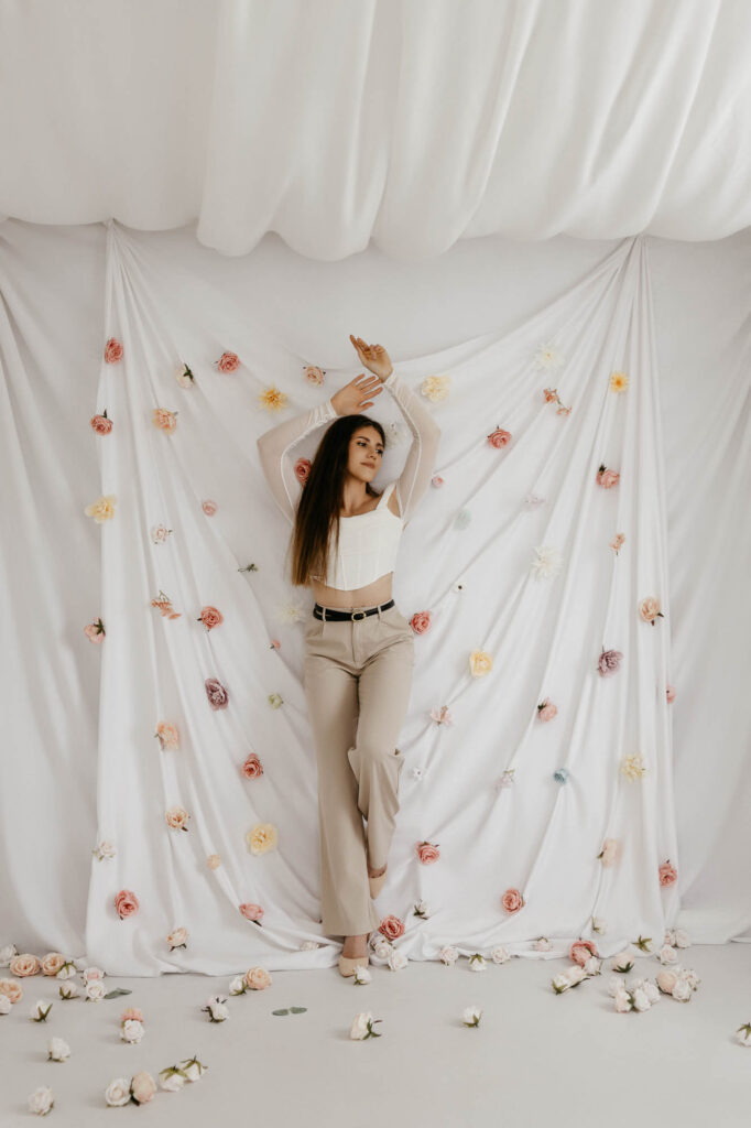 Artystyczna fotografia tancerki podczas dynamicznego ruchu