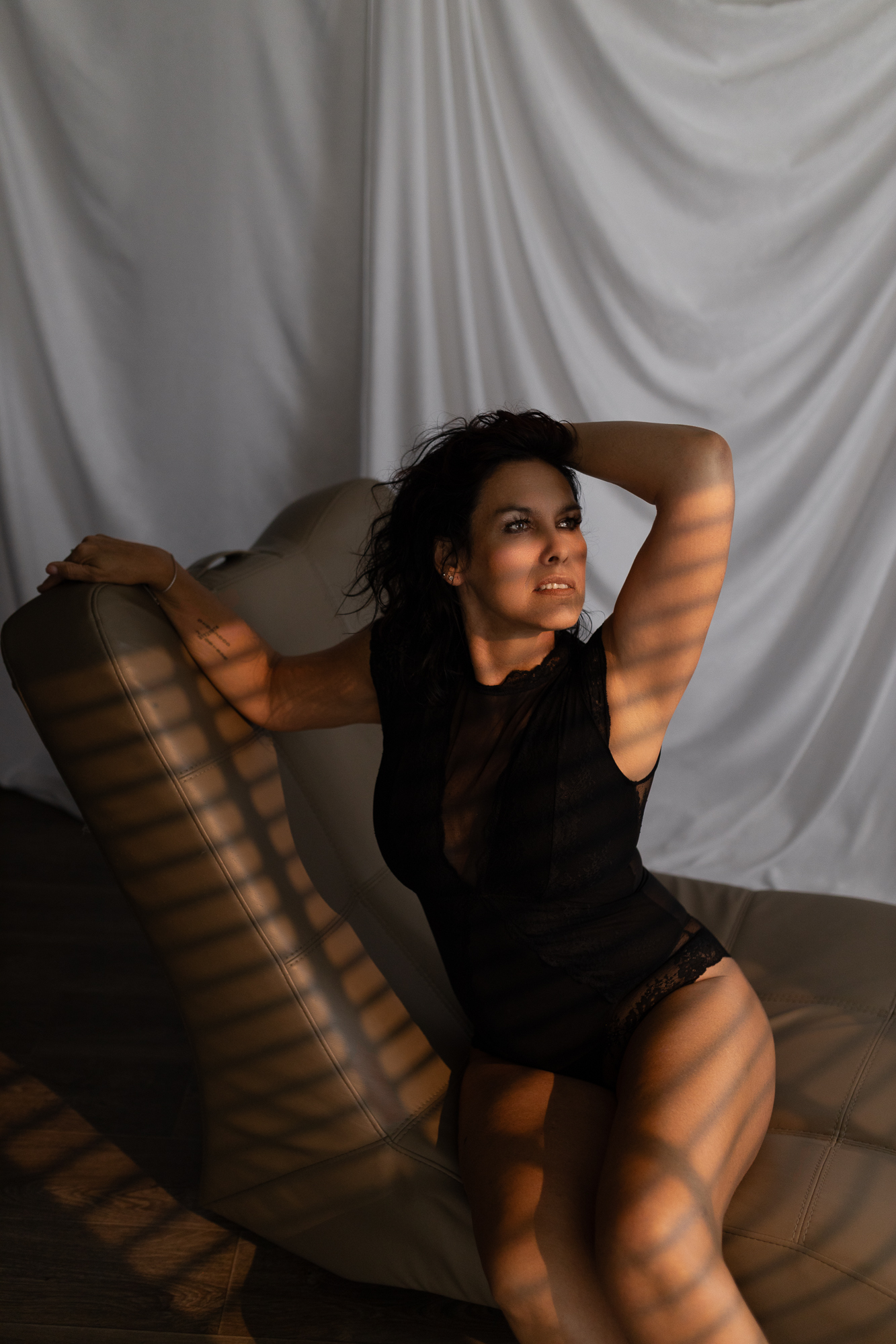 „Jestem za stara na takie zdjęcia?” Sesja sensualna po 50-tce – nie musisz być młodsza, szczuplejsza ani umieć pozować